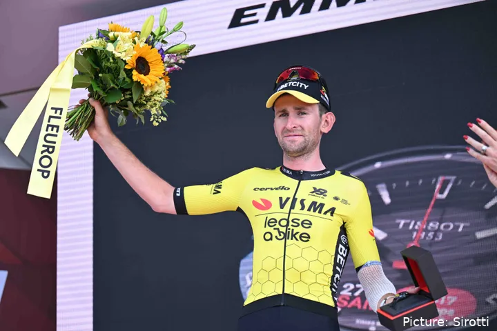 Tiesj Benoot auf dem Podium 2025