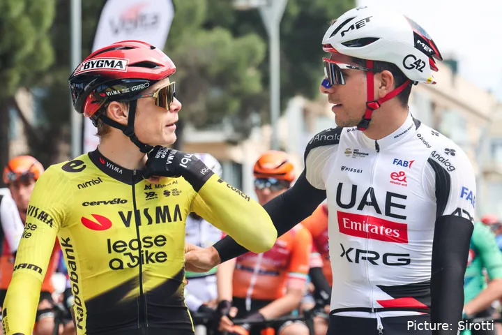 Jonas Vingegaard und João Almeida im Gespräch bei der Katalonien-Rundfahrt 2026