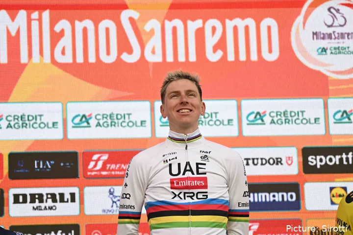 Tadej Pogacar strahlt auf dem Podium nach seinem Sieg bei Mailand–Sanremo 2026