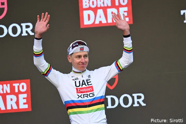 Tadej Pogacar nimmt den Applaus der Menge nach seinem Sieg bei Mailand–Sanremo 2026 entgegen