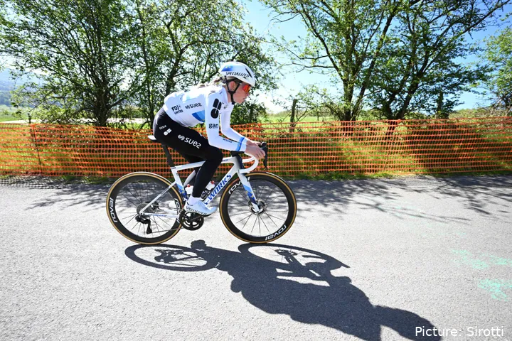 Demi Vollering bei der Streckenbesichtigung für Lüttich–Bastogne–Lüttich 2026