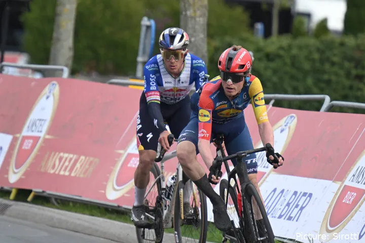 Mattias Skjelmose und Remco Evenepoel beim Amstel Gold Race 2026