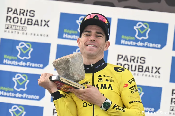 Van Aert posiert nach dem Rennen mit seiner Trophäe