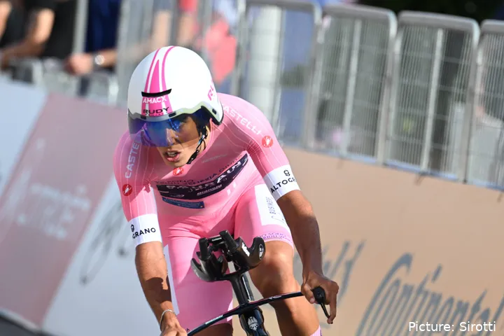 Afonso Eulálio gewinnt das Zeitfahren zwar nicht, behält aber als Tagesgewinner das Rosa Trikot.