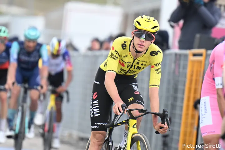 Davide Piganzoli überzeugt beim Giro d’Italia als wichtiger Berghelfer von Jonas Vingegaard und erhält großes Lob von Sepp Kuss
