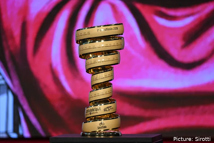 Giro d’Italia-Trophäe bei der Teampräsentation 2026