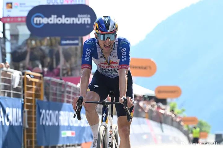 Jai Hindley überquert die Linie auf der 19. Etappe des Giro d’Italia 2026