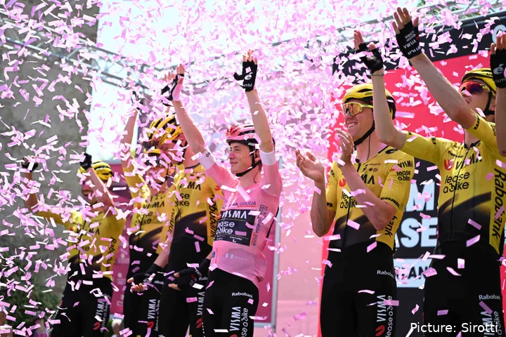 Jonas Vingegaard und sein Visma-Team im Konfettiregen beim Giro d’Italia 2026