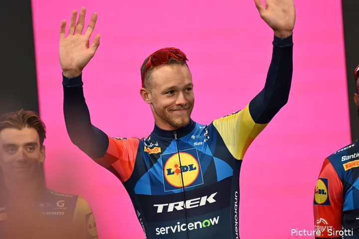 Jonathan Milan bei der Teampräsentation des Giro d’Italia 2026