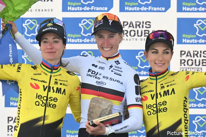 Das Podium der Paris–Roubaix Femmes 2026