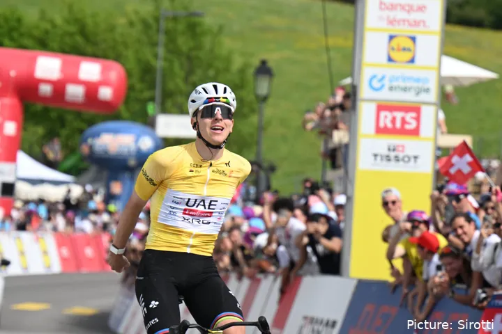 Tadej Pogacar jubelt im Ziel nach seinem Etappensieg auf Etappe 4 der Tour de Romandie 2026