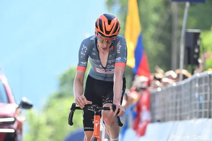 Thymen Arensman überquert die Ziellinie auf Etappe 19 des Giro d’Italia 2026