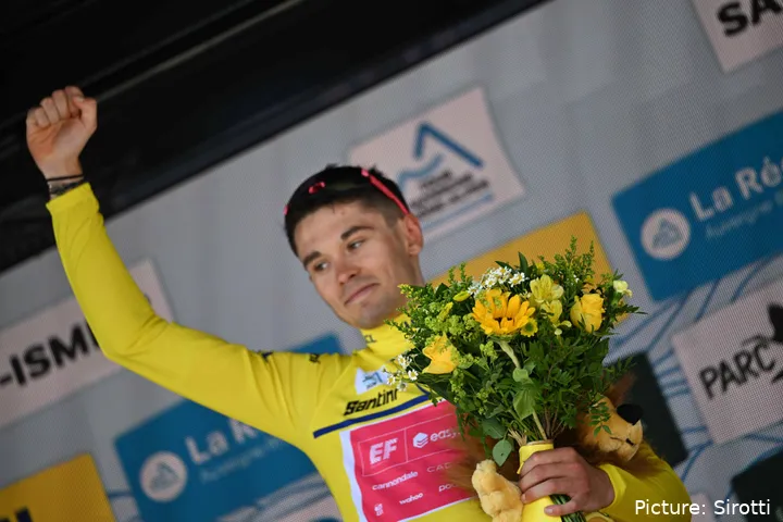 Alex Baudin auf dem Podium bei der Tour Auvergne-Rhône-Alpes 2026