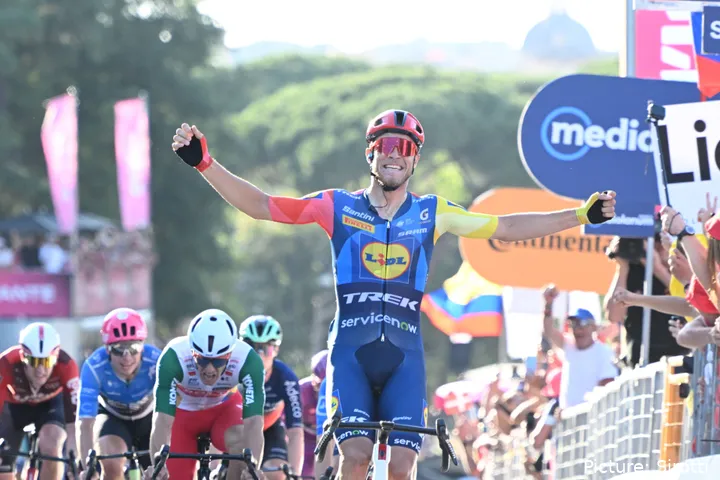 Dylan Groenewegen sieht zu, wie Jonathan Milan die 21. Etappe des Giro d’Italia 2026 in Rom gewinnt