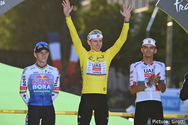 Tadej Pogacar bejubelt den Gewinn der Tour de France 2026.