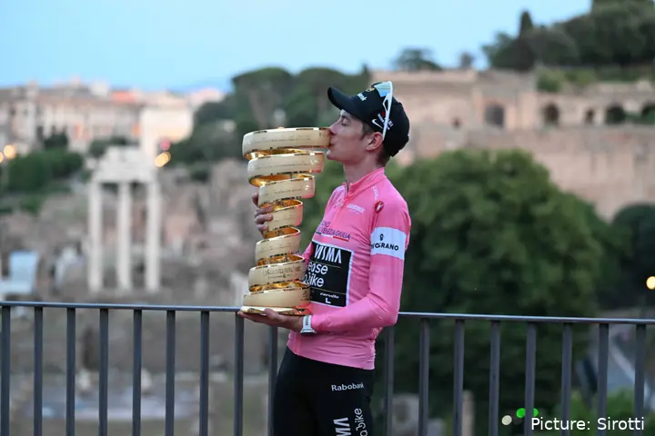 Jonas Vingegaard posiert mit der Giro d'Italia-Trophäe