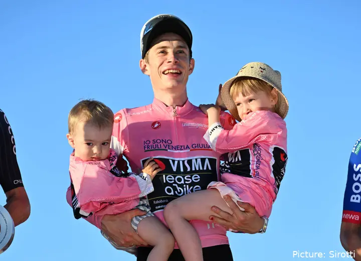 Jonas Vingegaard umarmt seine Kinder auf dem Schluss-Podium des Giro d'Italia 2026 in Rom