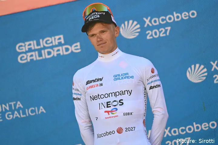 Oscar Onley auf dem Podium nach Etappe 4 der Vuelta a España 2026