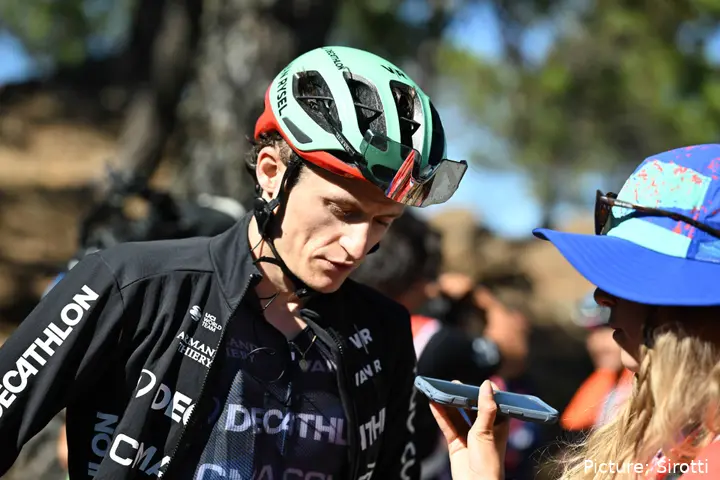 Felix Gall spricht auf Etappe 19 der Vuelta a España 2026 mit den Medien