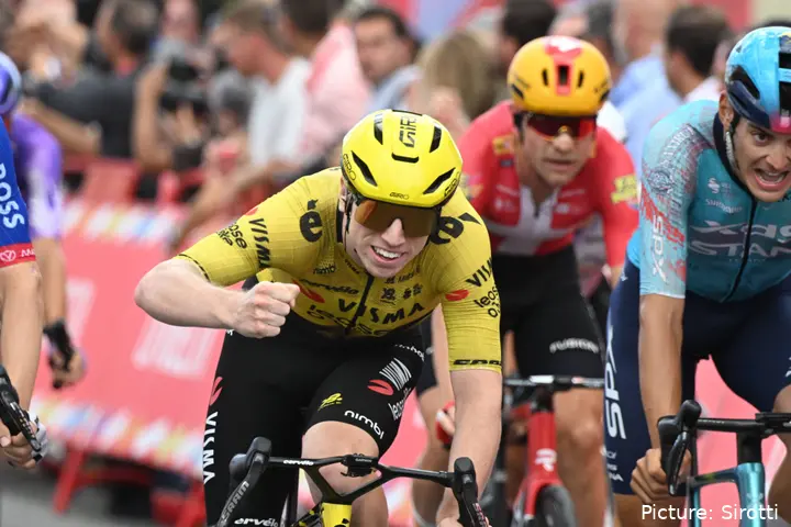 Matthew Brennan überquert die Linie bei der Vuelta a España 2026