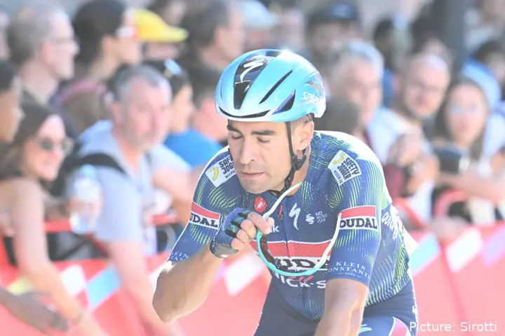 Mikel Landa überquert die Ziellinie auf Etappe 4 der Vuelta a España 2026