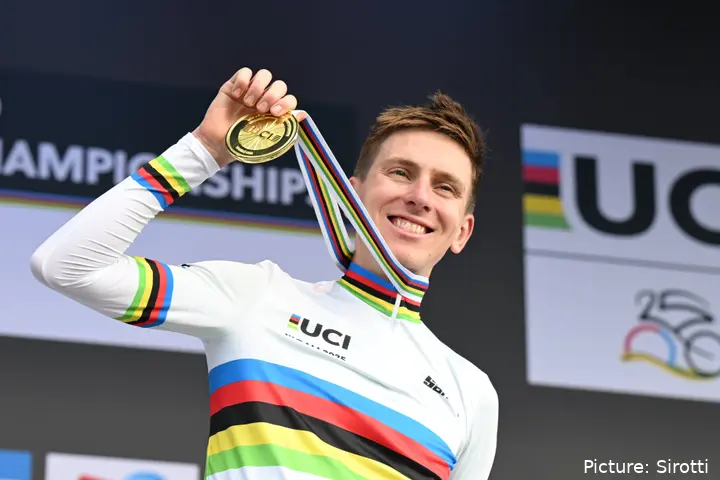 Tadej Pogacar posiert mit seiner Goldmedaille