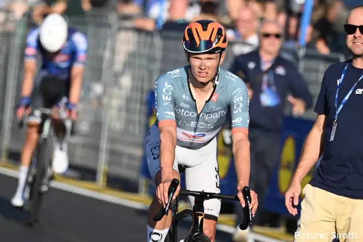 Oscar Onley überquert bei der Lombardei-Rundfahrt 2026 die Ziellinie