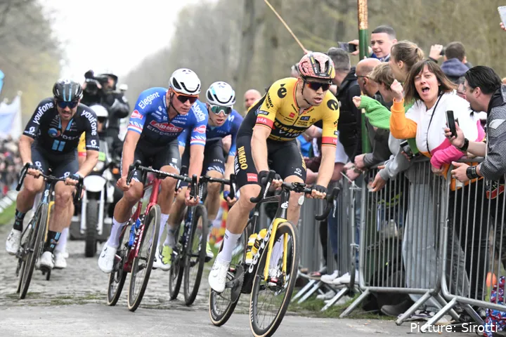 Wout van Aert en Mathieu van der Poel sluiten Carrefour de l'Abre af tijdens 2023 Parijs-Roubaix. @Sirotti