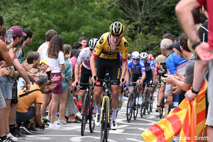 Tiesj Benoot in Visma-kleuren tijdens de Tour de France 2025