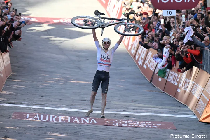 Tadej Pogačar wint Strade Bianche 2024
