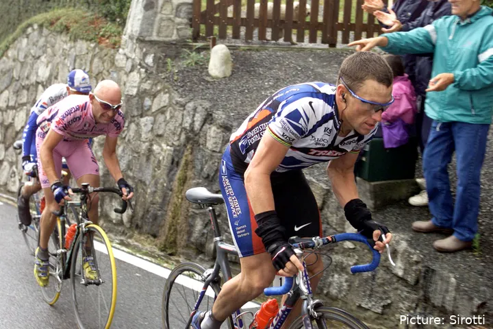 Een van Armstrongs grote rivalen Marco Pantani (L) worstelde met verslaving voor zijn vroegtijdige dood in 2004