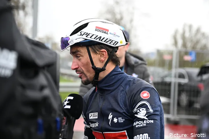 Julian Alaphilippe tijdens een interview