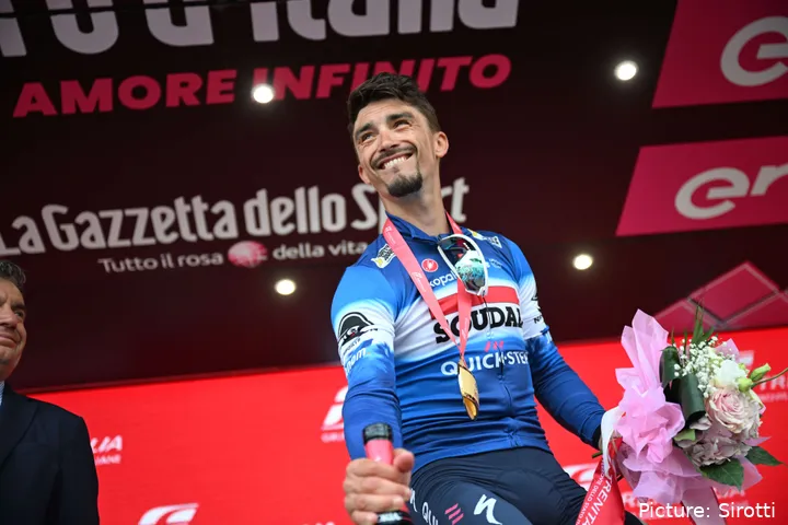 Julian Alaphilippe na het winnen van de twaalfde etappe van de Giro d'Italia