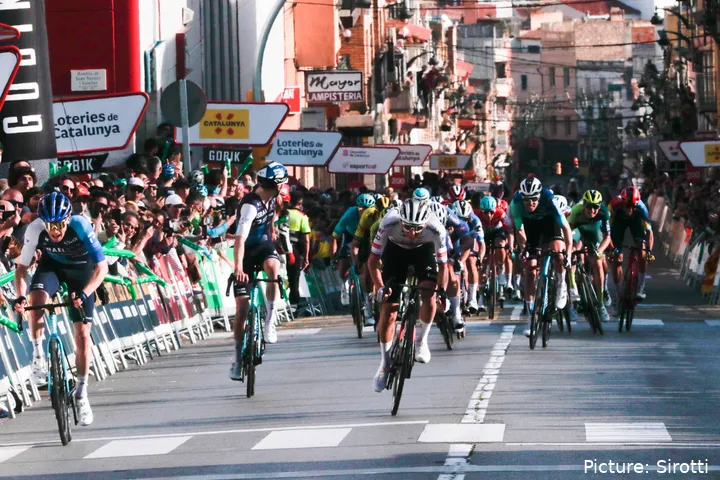 Tadej Pogacar werd in de openingsetappe van de Volta a Catalunya verschalkt door Israël - Premier Tech. @Imago