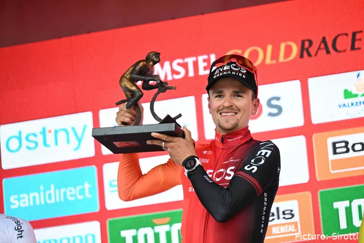 Tom Pidcock op het podium bij de Amstel Gold Race