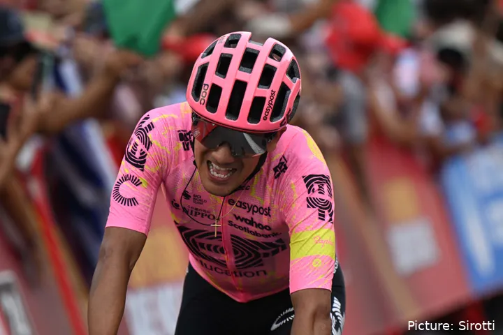 Richard Carapaz eindigt in etappe 9 naar Granada als tweede en pakt flink veel tijd terug op zijn concurrenten.