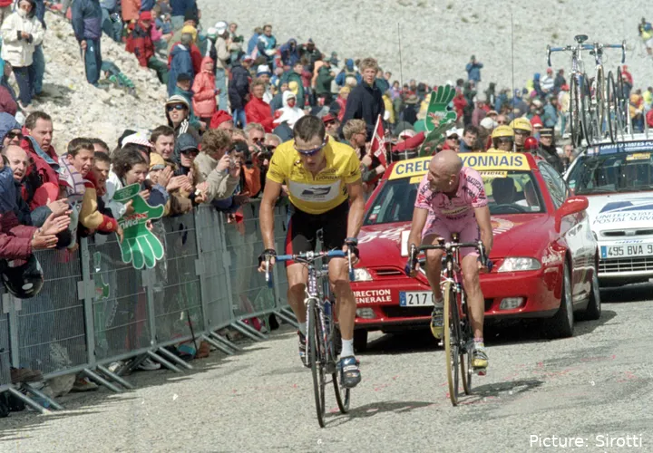 Lance Armstrong in een van zijn epische gevechten met Marco Pantani, op de Mont Ventoux