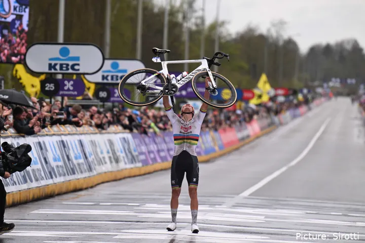Van der Poel won in 2024 twee monumenten in de regenboogtrui