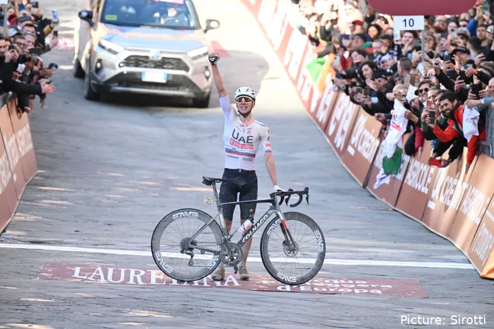 Pogacar trapte een schitterend seizoen in stijl af in Strade Bianche