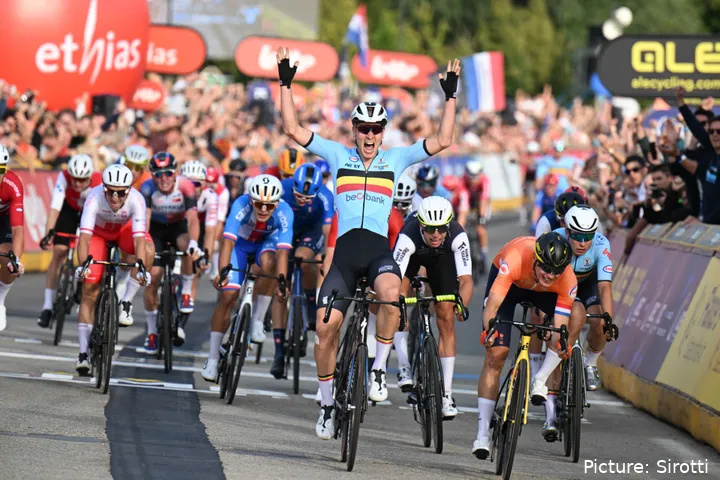 Volgens de UCI-regels mag er geen bocht zijn in de laatste 200 meter van een vlakke massasprintfinish. Dit werd niet afgedwongen op de Europese Kampioenschappen van 2024, zoals hierboven te zien is. Er was een massale valpartij halverwege de sprint in de finale van de wedstrijd voor vrouwen bij de junioren. @Sirotti