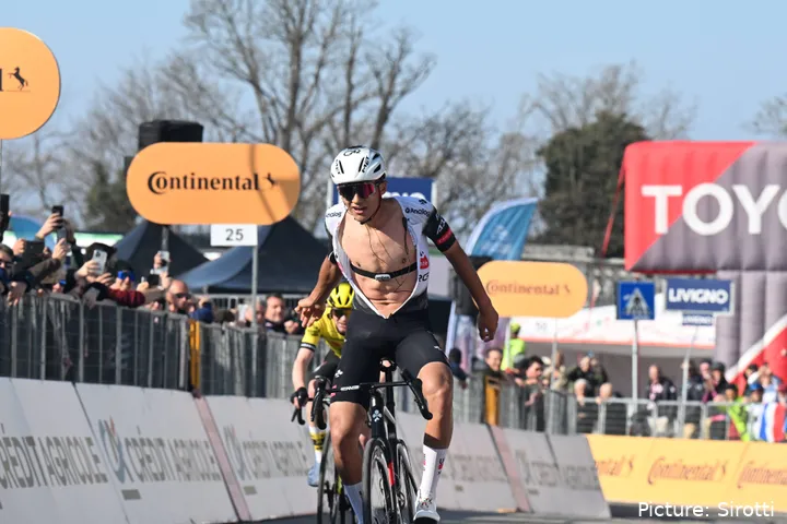 Isaac del Toro wint Milano-Torino deze woensdag