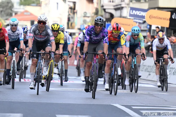 Michael Matthews won de sprint voor 4e bij de Milano-Sanremo 2025