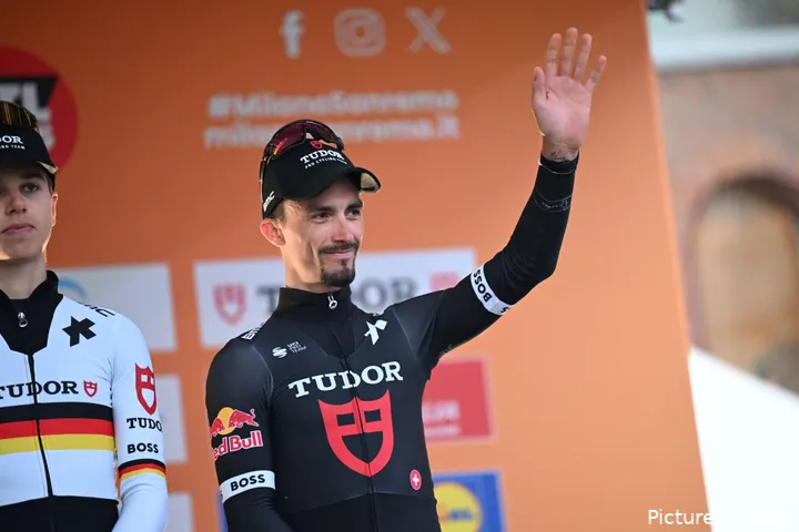 Julian Alaphilippe zwaait naar het publiek