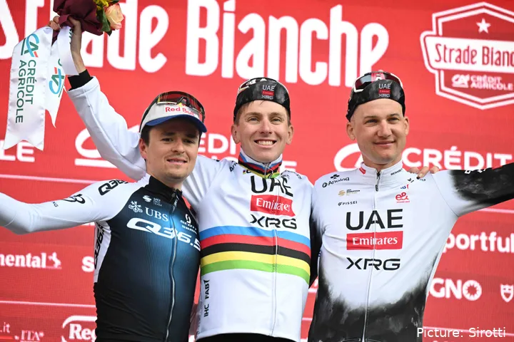 Pidcock werd 2e achter Tadej Pogacar in Strade Bianche 2025