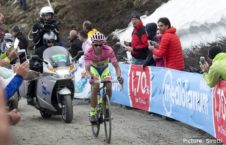 Alberto Contador op de Colle delle Finestre met de roze trui in 2015