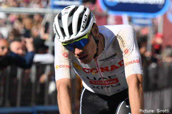 Juan Ayuso staat tweede in het algemeen klassement van de Giro d'Italia achter Isaac del Toro