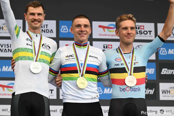 Vine met Remco Evenepoel en Ilan van Wilder op het podium van het WK tijdrijden in Rwanda