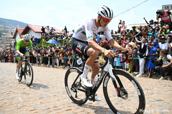 Isaac del Toro en Tadej Pogacar op de Mur de Kigali tijdens de Rwanda World Championships