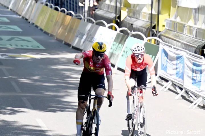 Alleen Jonas Abrahamsen (links) stond tussen Mauro Schmid en zijn eerste Tour de France etappeoverwinning