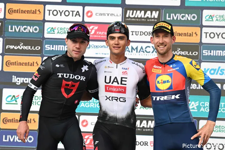 Marc Hirschi met Isaac del Toro en Bauke Mollema op het podium van de 2025 Gran Piemonte